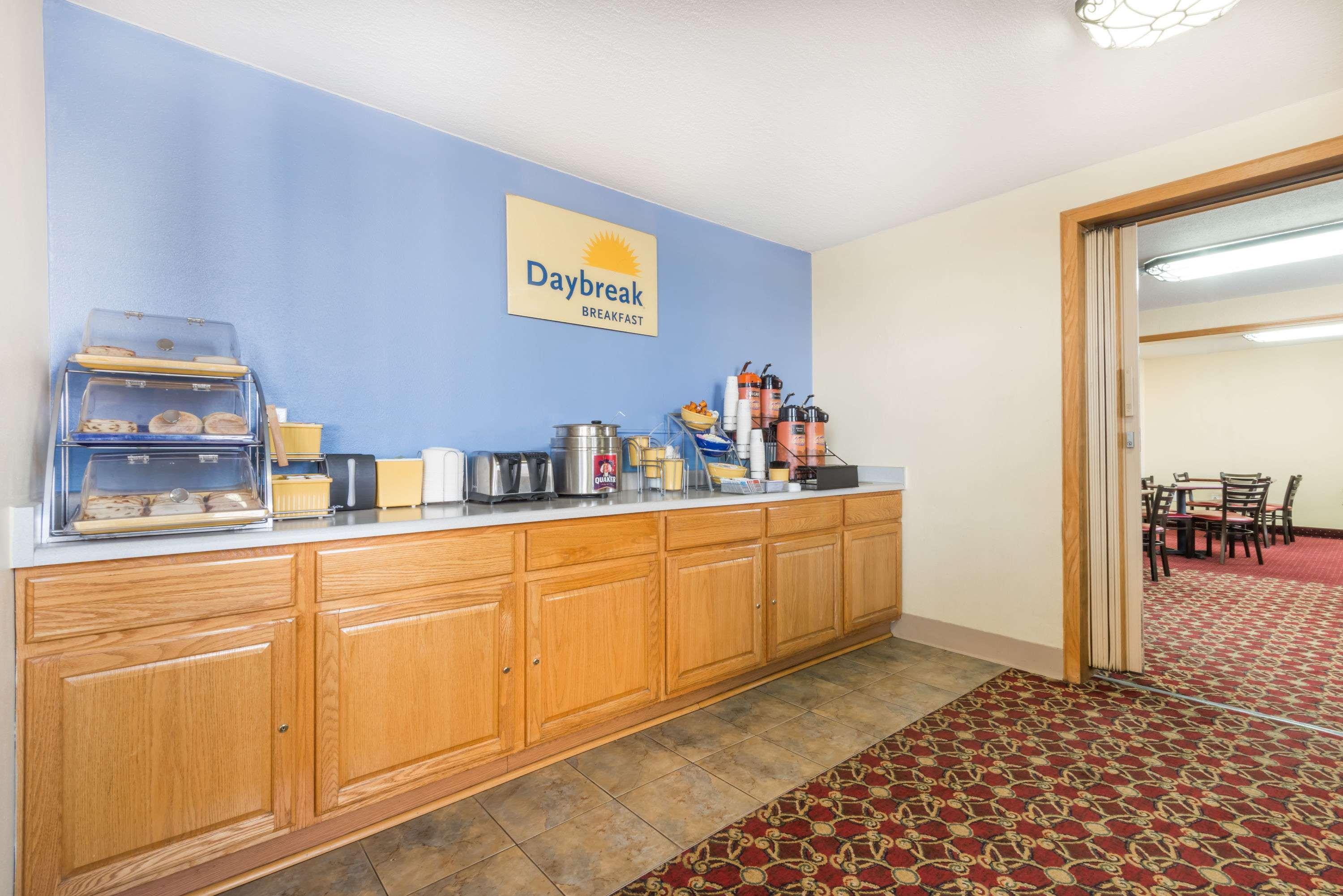 Days Inn By Wyndham Gillette Exteriör bild